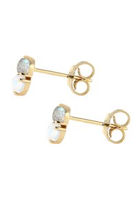 Guldtonede stud øreringe med en tekstureret grå sten og en glat iridiserende sten, begge sat i dekorativ metalhardware.