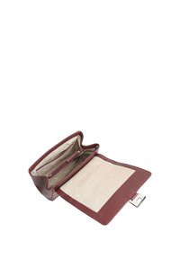 Bordeaux leren tas met een ruime binnenkant voorzien van een crèmekleurige voering, een ritsvak en een magnetische sluiting. Gladde textuur met een strak ontwerp.