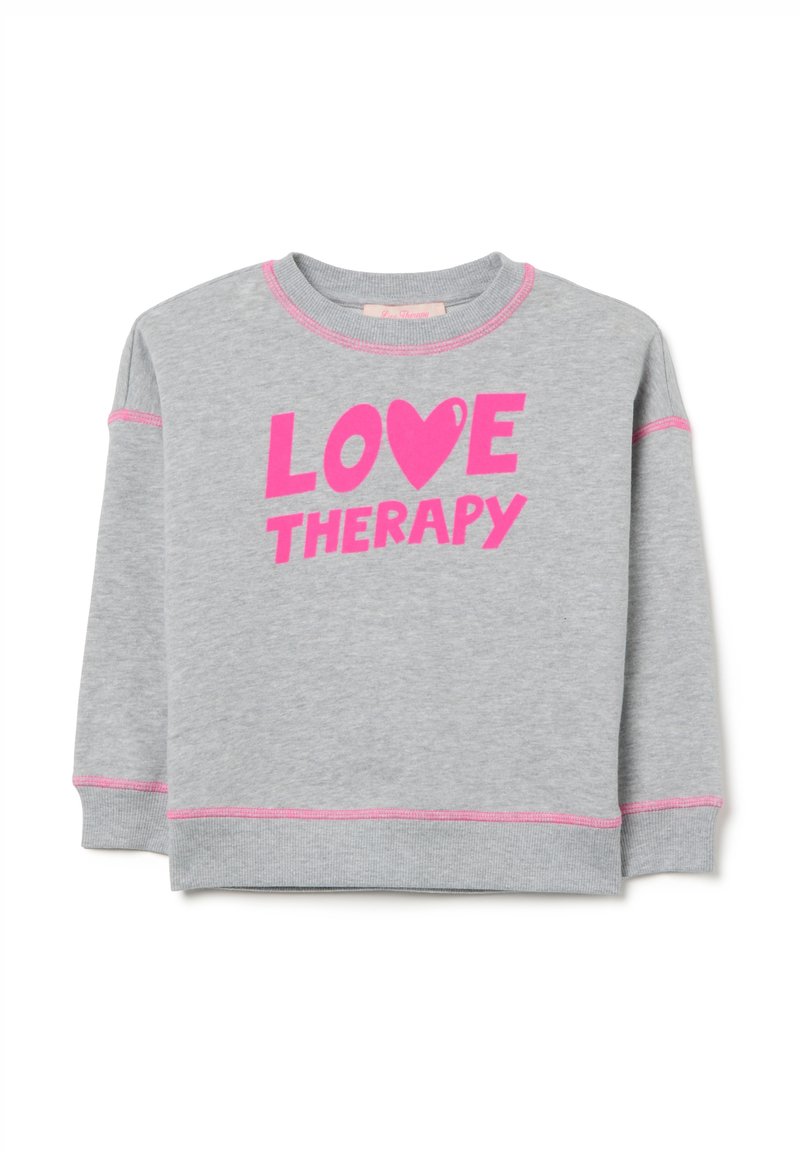 Sudadera gris con acentos en rosa, que presenta el texto "LOVE THERAPY" y un diseño de corazón. Tela suave, cuello redondo y mangas largas.