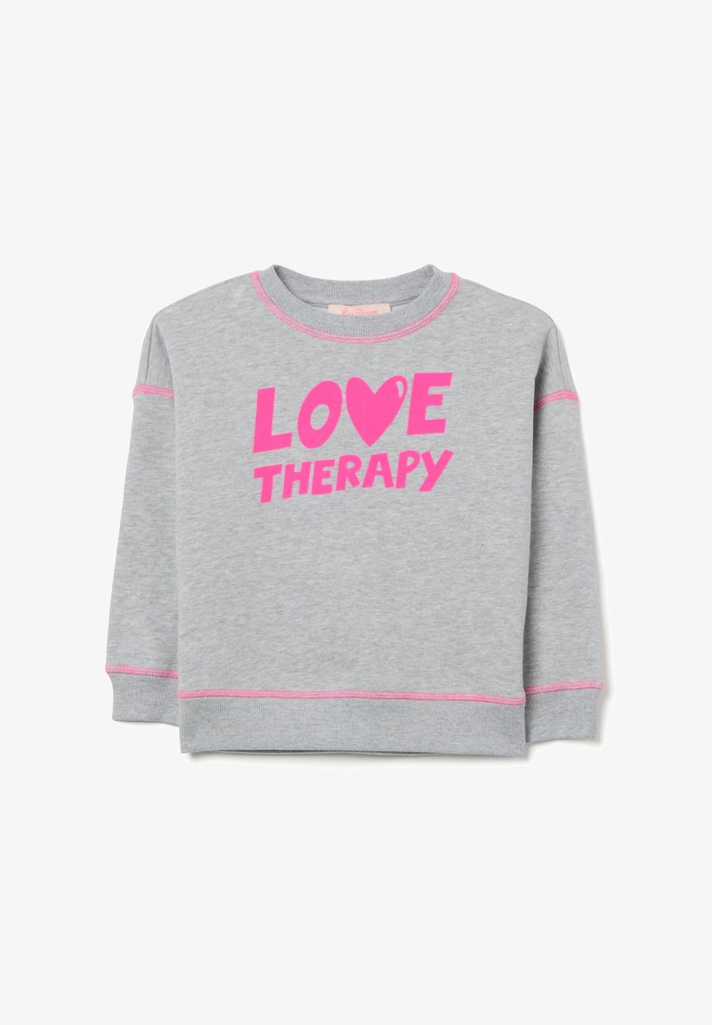 Sudadera gris con acentos en rosa, que presenta el texto "LOVE THERAPY" y un diseño de corazón. Tela suave, cuello redondo y mangas largas.