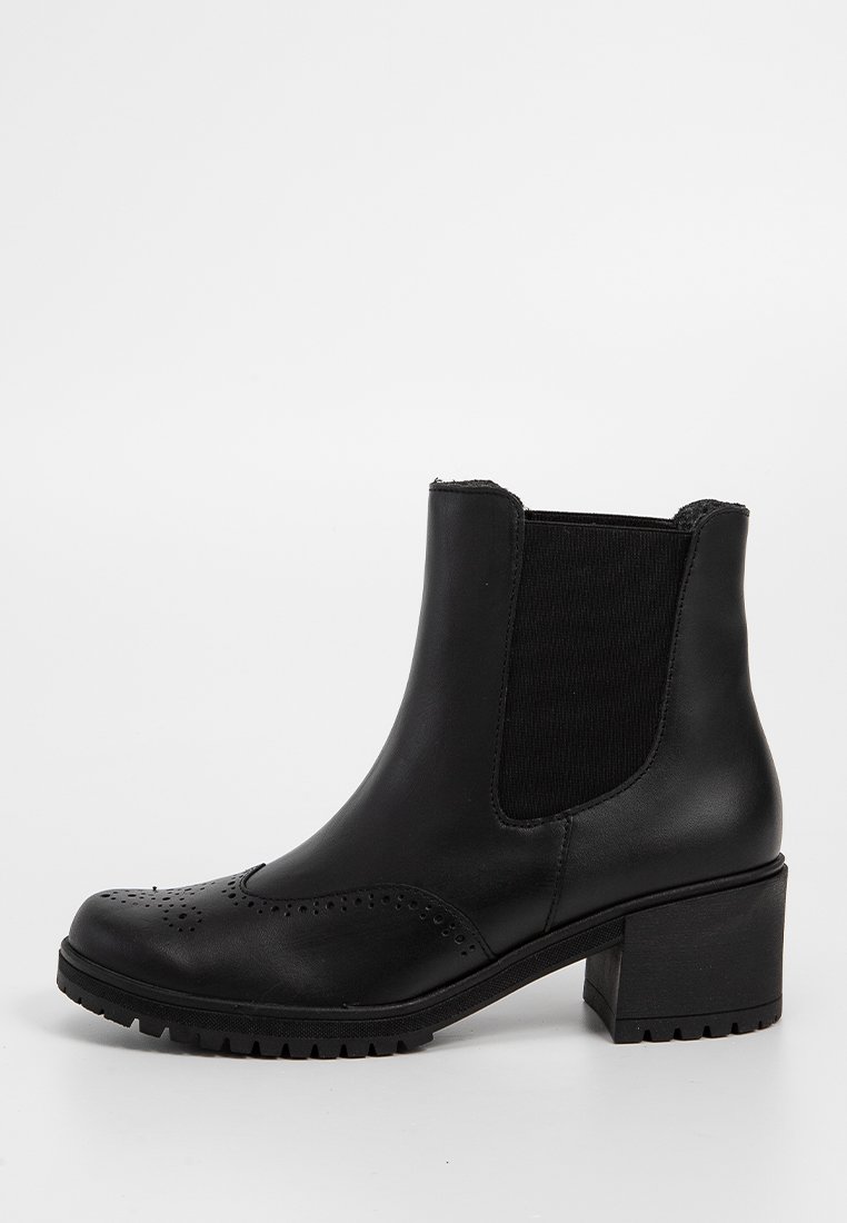 Schwarze Leder-Ankle Boots mit Blockabsatz, elastischen Seitenpanelen, Broguedetails und einer strukturierten Sohle für besseren Halt.