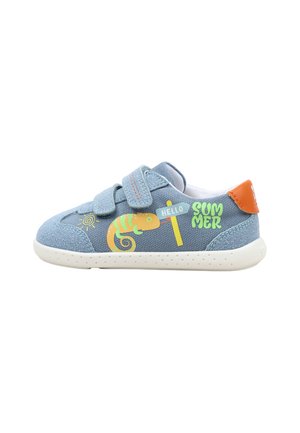 Baskets enfant bleu clair avec deux bandes Velcro, languette de talon orange, caméléon coloré et texte « Hello Summer » sur le côté.