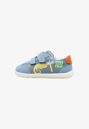 Baskets enfant bleu clair avec deux bandes Velcro, languette de talon orange, caméléon coloré et texte « Hello Summer » sur le côté.
