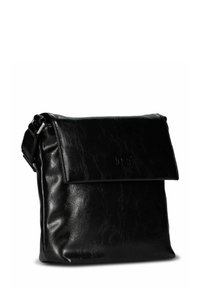 Sac d'épaule en cuir noir avec fermeture à rabat, texture lisse, quincaillerie argentée et logo en relief subtil à l'avant.