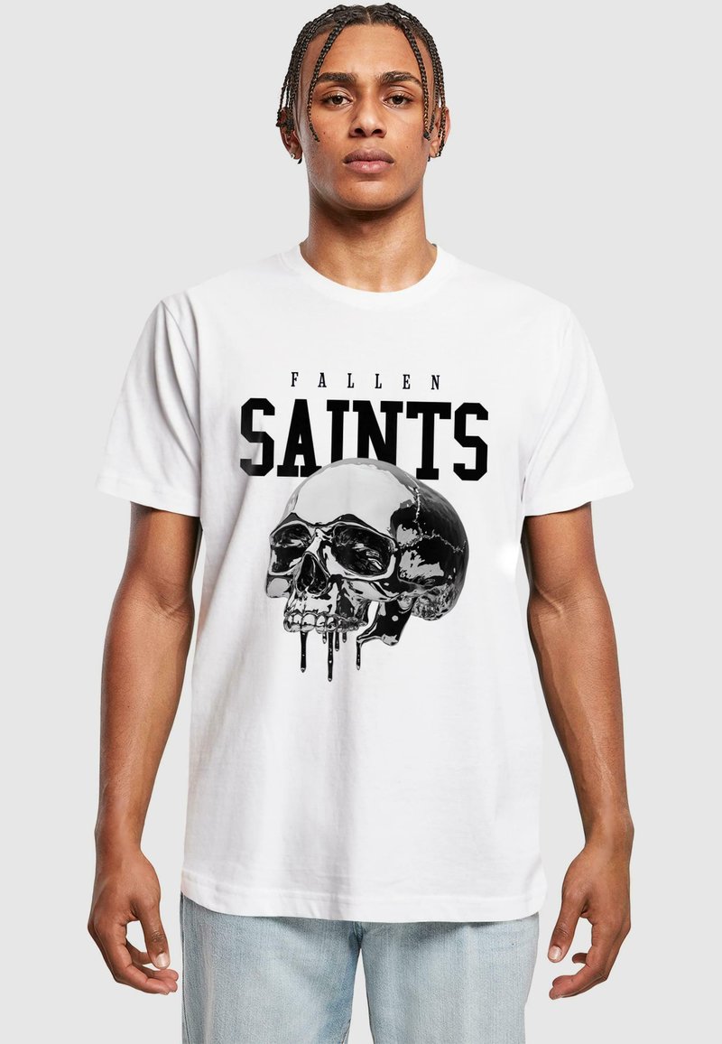 Hvit t-skjorte med en svart grafisk design av et hodeskalle med dryppende detaljer. Teksten sier "FALLEN SAINTS" i fet skrift over hodeskallen.