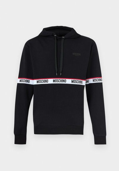 Μαύρο φούτερ με κουκούλα, μακριά μανίκια, τσέπη μπροστά και τη λέξη «Moschino» επαναλαμβανόμενη σε λευκή ρίγα κατά μήκος του στήθους και των μανικιών, με κορδόνια στην κουκούλα.