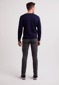 CASH-MERE Stickad tröja - marine blau