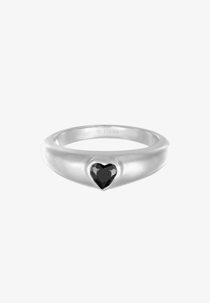 Silberner Ring mit einer glatten, polierten Oberfläche. Besitzt einen herzförmigen, facettierten schwarzen Stein in der Mitte. Stylisches Design mit einem geschwungenen Band.