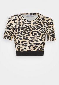 Krótka koszulka z nadrukiem w panterkę w kolorze beżowym i czarnym, z krótkimi rękawami, okrągłym dekoltem oraz czarnym, jednolitym obszyciem z logo.