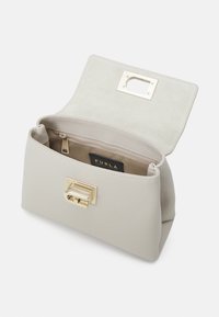 Harmaa nahkainen käsilaukku, jossa on jäsennelty muoto, kultaiset metalliosat ja läppäkiinnitys. Sisäpuolella vetoketjullinen tasku ja merkkilappu.