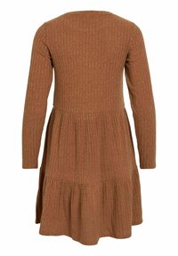 Braunes langärmeliges geripptes Strickkleid mit tailliertem Oberteil und gerafftem, gestuftem Rock, der gerade hängt.