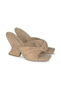 Beige suède hoge hakken mules met een gedraaide bandontwerp en een vierkante neus. De chunky hak biedt stabiliteit en een moderne silhouet.