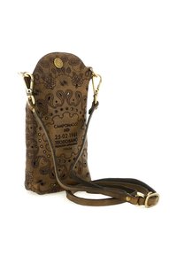Borsa a tracolla in pelle marrone per telefono con lavorazione paisley intricata, chiusure dorate e tracolla regolabile, marchiata Campomaggi con testo italiano.