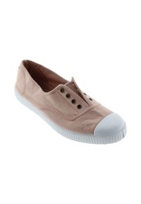 Zapatilla de lona rosa con puntera de goma blanca y suela blanca texturizada. Presenta ojales de metal para los cordones y un diseño de perfil bajo.