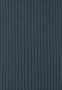 Ciemnoniebieska tkanina o pionowej prążkowanej fakturze, miękka w wyglądzie, z równomiernie rozmieszczonymi, wypukłymi liniami na całej powierzchni.