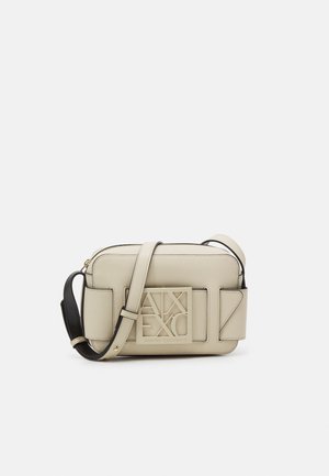 Beżowa skórzana torba na ramię z dużym wytłaczanym logo Armani Exchange na przodzie oraz regulowanym paskiem.