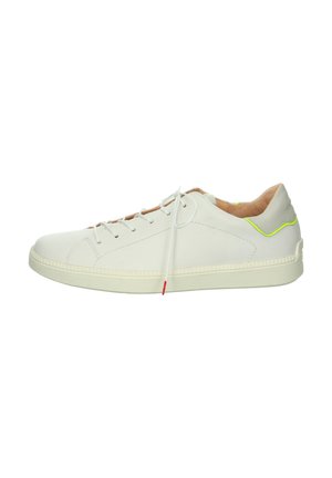 Hvide lædersneakers med rund tå, flad sål og minimalistisk design. Har neongule og røde accenter på hælen og snørebåndene.