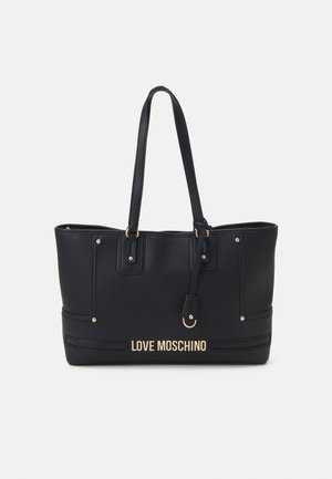 Sac tote noir avec longues anses, clous dorés et logo "LOVE MOSCHINO" en lettres dorées à l'avant.
