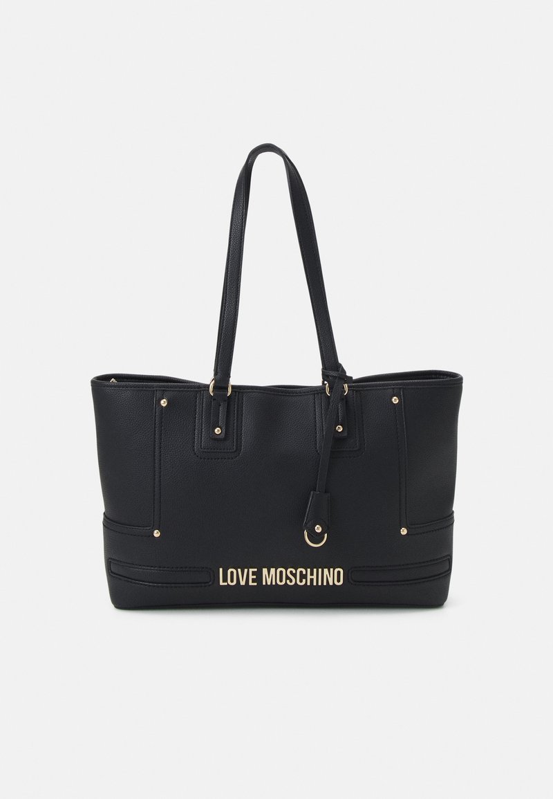 Sac tote noir avec longues anses, clous dorés et logo "LOVE MOSCHINO" en lettres dorées à l'avant.