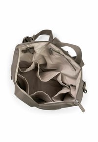 Beige olkalaukku, jossa on useita sisätaskuja, vetoketjullinen osasto ja kaksinkertaiset kahvat valkoisella taustalla.