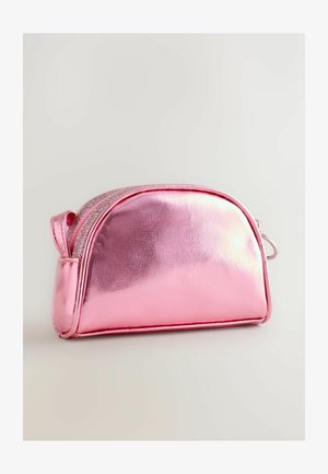Fémes rózsaszín kozmetikai táska lekerekített formával, sima felülettel, csillogó cipzár kiegészítővel és oldalra akasztható fogantyúval a hordozhatóság érdekében.