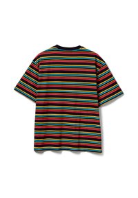 Tričko s krátkými rukávy v proužkovaném vzoru mnoha barev. Materiály vypadají měkce; má černý límec a volný střih.