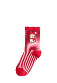 Rot-weiße gestreifte Socken mit einem gewellten Bündchen. An der Seite ist ein Pinguin mit Hut und Schal abgebildet. Aus weichem Strickmaterial.