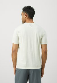 Lichtgrijze t-shirt met korte mouwen en een ronde hals, gemaakt van een gladde stof, met een klein logo op de bovenrug.