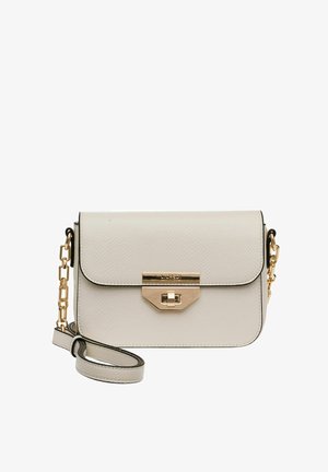 Lichtbeige schoudertas van textuurleer. Bevat een sluiting van goudkleurig metaal, een kettingband en een platte klepafsluiting.