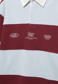 Rugby tričko s límečkem, široké vodorovné pruhy ve vínové a světle modré barvě, s bílými potiskem textu a logy obsahujícími nápisy Los Angeles, Streets keep secrets a P&B.