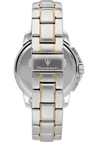 Orologio Maserati con cinturino in acciaio inossidabile con accenti dorati, finitura lucida e logo inciso sulla chiusura.