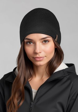 Zwarte gebreide muts van zacht materiaal, aansluitend model, gladde textuur, met een klein bruin leren label aan de zijkant.