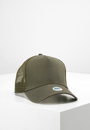 Casquette vert olive avec un panneau avant texturé et un dos en mesh. Dotée d'une visière incurvée et d'une étiquette de marque circulaire sur le devant.
