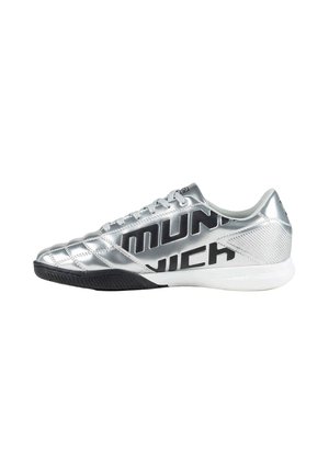 Silberner und schwarzer niedrig geschnittener Sportschuh mit Schnürsenkeln und "Munich"-Branding an der Seite, mit einer strukturierten schwarzen Sohle und weißem Fersenbereich.