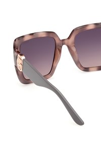 Guess INIETTATO - Ochelari de soare - avana grigio fumo sfumato