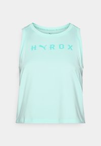 Lys turkise tanktop laget av myk stoff, har rund halslinning og brede ermehull, med ordet "HYROX" trykt i mørkere turkise.