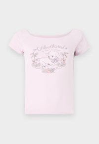 Rosa kortärmad t-shirt med rundad halsringning. Har en grafik av en hund omgiven av blommor och texten "Unbothered".