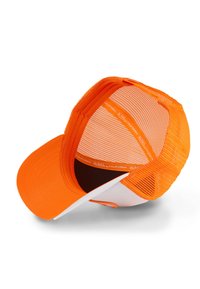 Casquette orange avec un dos en mesh, visière plate et panneau avant blanc. Comprend des détails de couture et un marquage le long de la bande intérieure.