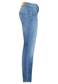 Slim-fit džíny v světle modré barvě. Mají pět kapsový design, koženou nášivku na pásku a kontrastní švy podél švů.