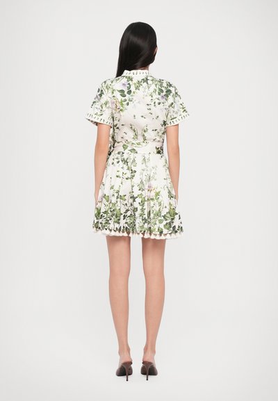 Bloemenprint jurk met korte mouwen, een getailleerde lijfje en een wijde rok. Bevat een golvende zoom en zachte stof in groene en witte tinten.