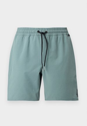 Világoskék férfi fürdőshort rugalmas derékpánttal, fekete állítható zsinórral és kis logóval a jobb láb szegélye mellett.