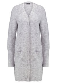 Ljusgrå stickad cardigan med långa ärmar, öppen front, två framfickor och ribbade manschetter. Mjuk textur med ett subtilt mönster.