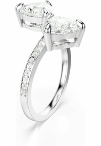 Twee-stenen ring met twee grote, heldere ovale diamanten in een stijlvolle zilveren zetting, met een smalle band versierd met kleinere diamanten.