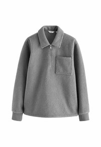 Harmaa fleece-poolo vetoketjukauluksella, rintataskulla ja ribbireunuksilla. Pehmeä rakenne ja rento istuvuus.