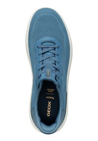 Sneaker blu in rete con un accento in pelle liscia, dotato di una suola in gomma bianca, lacci e un logo sulla linguetta e sulla soletta.