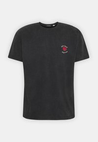 Camiseta de algodón negra con cuello redondo, mangas cortas y un gráfico de una rosa con el texto "STAY TRUE" y "KAOTIKO" en bordado rojo y blanco.