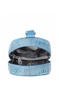 Runder blauer Lederbeutel mit geprägtem Blumenmuster. Besitzt ein graues Innenfutter mit einer Reißverschlusstasche und einem Verschluss. Reißverschluss oben.