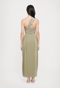 Rochie maxi de culoare verde oliv, cu un design cu un umăr, cu un bust plisat, dintr-un material neted și cu o fustă fluida.