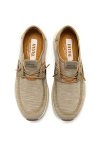 Zapatillas beige con una parte superior texturizada y ligera, acentos naranjas y una plantilla de espuma cómoda. Diseño ergonómico para facilitar su uso.
