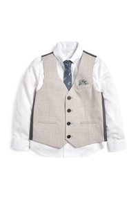 Gilet gris avec accents noirs, cinq boutons noirs et deux poches avant sur une chemise blanche. Comprend une cravate à motifs et un mouchoir de poche.